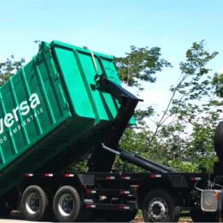 A gestão de resíduos é um desafio crescente nas áreas urbanas, especialmente em cidades como Curitiba. A Reversa se destaca ao oferecer soluções inovadoras e eficazes para a coleta de resíduos sólidos e o armazenamento de materiais recicláveis, utilizando caçambas adequadas para cada necessidade.A Importância da Coleta de Resíduos em CuritibaCuritiba é conhecida por suas práticas ambientais progressistas, e a coleta eficiente de resíduos desempenha um papel crucial na manutenção dessa reputação. A coleta adequada não só ajuda a manter a cidade limpa, mas também contribui para a saúde pública e a proteção ambiental.Desafios na Gestão de Resíduos em Curitiba e RegiãoCom o crescimento urbano, surgem desafios como o aumento no volume de resíduos e a necessidade de práticas de reciclagem eficazes. Além disso, a conformidade com as normativas ambientais é essencial para evitar penalidades. A Reversa está preparada para enfrentar esses desafios com soluções personalizadas.Soluções da Reversa para a Coleta de ResíduosColeta de Resíduos SólidosA Reversa oferece serviços especializados na coleta de resíduos sólidos, garantindo que todo o processo seja realizado de forma eficiente e segura. Utilizamos equipamentos modernos e técnicas avançadas para otimizar a coleta e o transporte.Armazenamento de Materiais RecicláveisNossas caçambas são projetadas para o armazenamento seguro de materiais recicláveis, permitindo que empresas e comunidades contribuam para a economia circular. Oferecemos caçambas de diferentes tamanhos para atender às necessidades específicas de cada cliente.Tecnologia e InovaçãoA Reversa utiliza tecnologia de ponta para monitorar e gerenciar todo o processo de coleta e armazenamento. Isso garante operações eficientes e transparentes, permitindo que os clientes acompanhem cada etapa do serviço.Benefícios de Escolher a Reversa em Curitiba Eficiência e Pontualidade: Nossos serviços são projetados para garantir a coleta e o armazenamento pontuais, minimizando interrupções nas operações dos clientes. Conformidade Ambiental: Cumprimos rigorosamente todas as normativas ambientais, assegurando que sua empresa esteja sempre em conformidade. Soluções Personalizadas: Oferecemos serviços adaptados às necessidades específicas de cada cliente, garantindo eficiência e satisfação. Como Iniciar com a ReversaPara melhorar a gestão de resíduos da sua empresa ou comunidade em Curitiba e região, entre em contato com a Reversa. Nossa equipe de especialistas está pronta para desenvolver um plano de ação personalizado, garantindo eficiência e sustentabilidade.ConclusãoA coleta de resíduos é essencial para a sustentabilidade e a saúde ambiental em Curitiba e região. Com a Reversa, você conta com soluções inovadoras e eficientes que não só gerenciam seus resíduos de forma eficaz, mas também contribuem para um futuro mais sustentável. Entre em contato conosco hoje para saber mais sobre nossos serviços de coleta de resíduos.